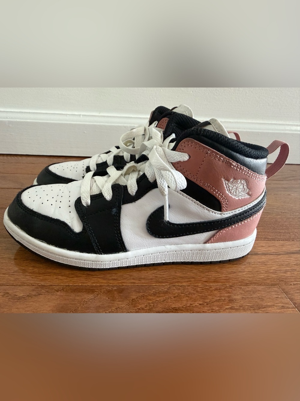 KID’S AIR JORDAN RETRO 1 MID CASUAL SHOES - Picture 6 of 10